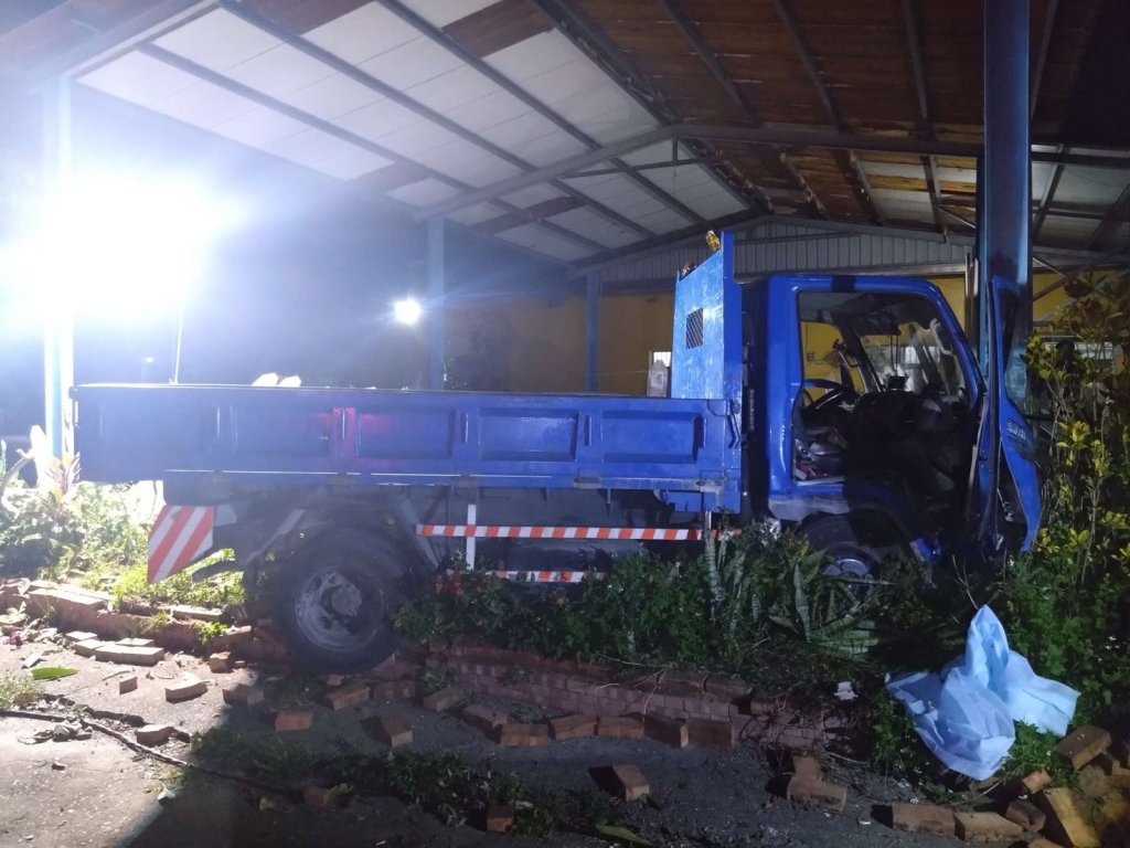 台東卑南小貨自撞民宅護欄　駕駛多處受傷