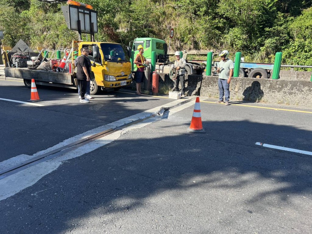 台62線橋面突隆起釀20車爆胎!七堵警火速疏導 通勤族嚇喊「根本閃不掉」