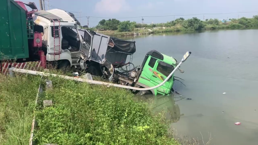 台南2大車猛撞!衝魚塭受困…1人ohca 警消急救援