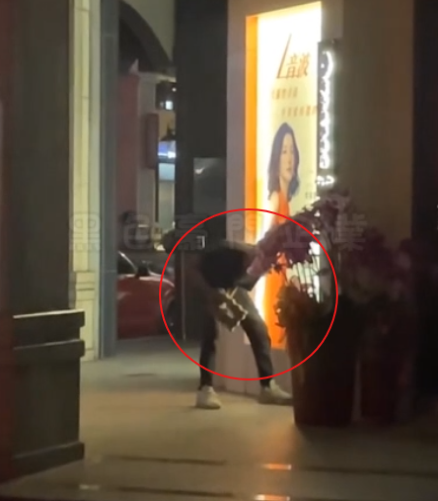 深夜傳來砰砰聲!-台中深夜男子拿磚猛敲店家外牆
