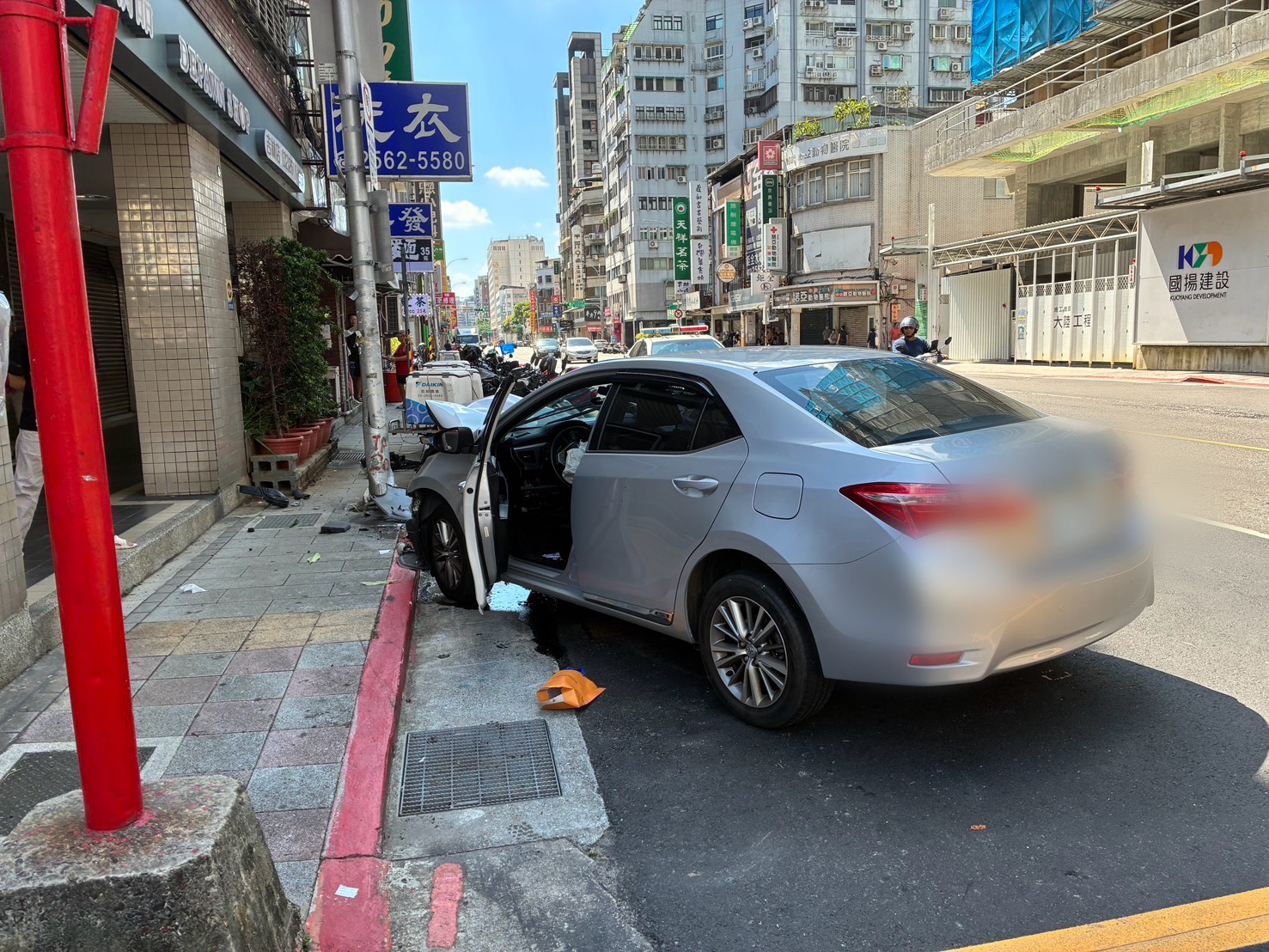 周男自撞路旁燈桿,車頭嚴重毀損。