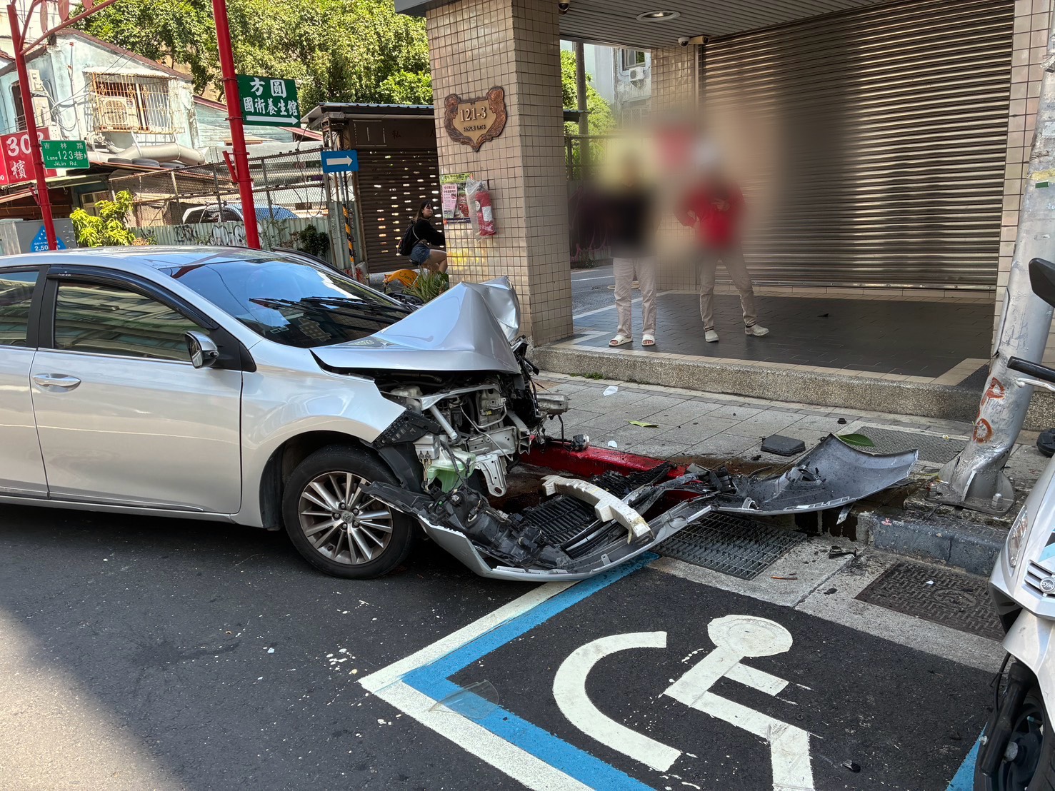 警方後續勘查現場時,在周男駕駛座旁查獲1支使用過的香菸濾嘴,經檢驗呈毒品K他命陽性反應。