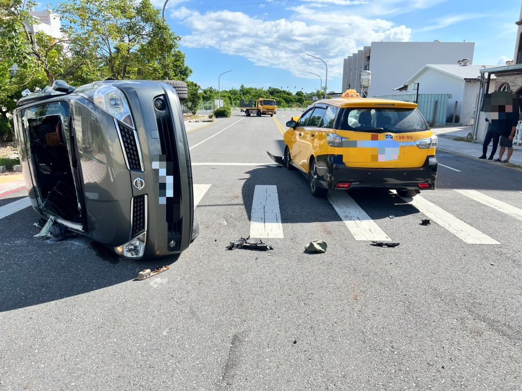 台東市新站路交通事故 轎車擦撞小黃側翻釀3傷