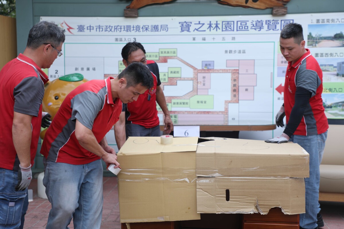 ▲台中出動「家具超人」馳援花蓮送暖,家具裝車前做好防碰撞處理。(圖/記者顏淑娟翻攝)