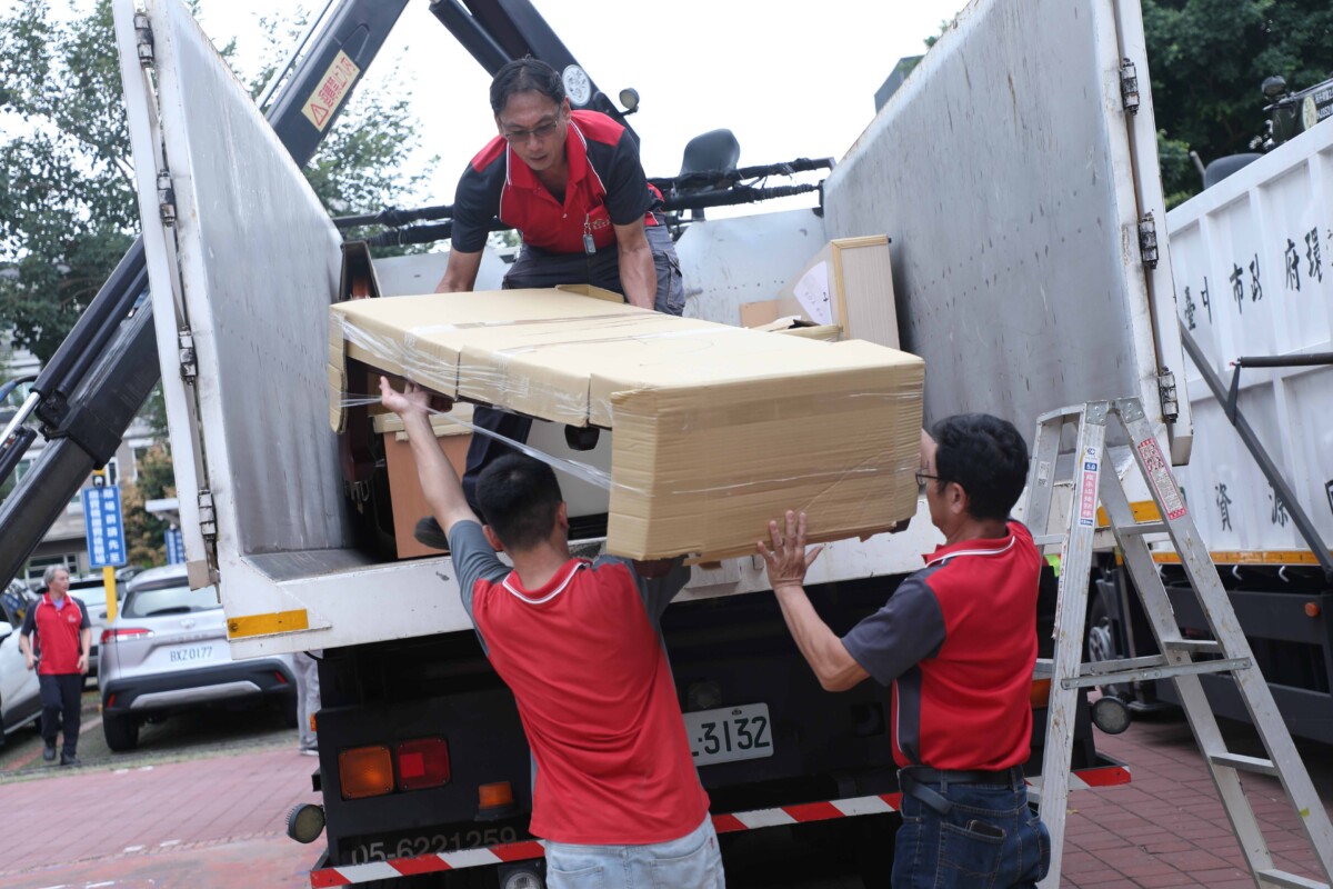 ▲此次捐贈品項包含沙發、餐桌、餐椅、廚具櫃、電視櫃等生活基本物資。(圖/記者顏淑娟翻攝)