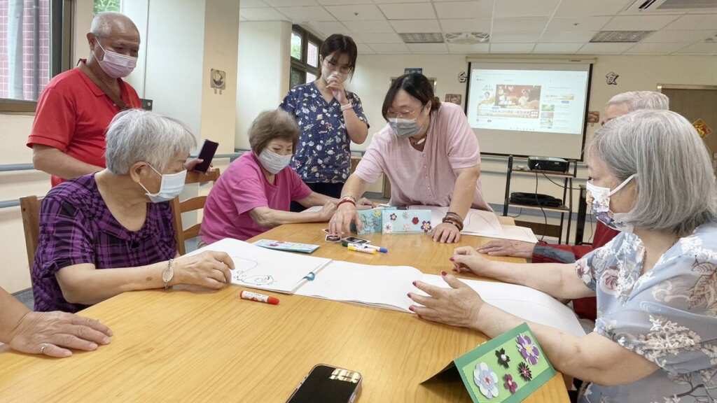 ▲彰化榮家失智住民以藝術懷舊迎雙十，用畫筆與歌聲喚起溫暖記憶。（彰化榮家提供）