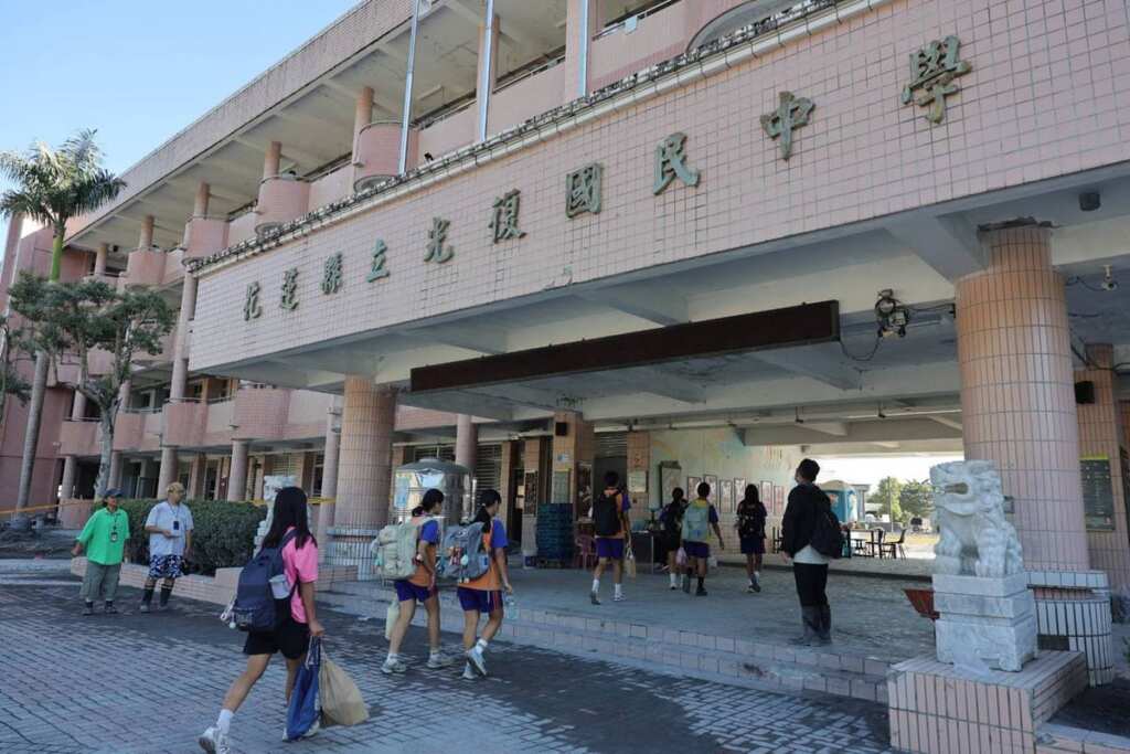 ▲光復鄉災後復課首日，縣警局加強安全維護，7校逾八成學生復學順利。