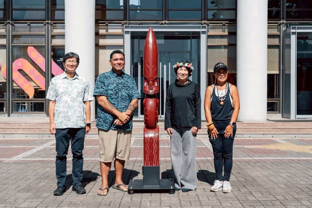 ▲毛利人捐贈雕刻作品。