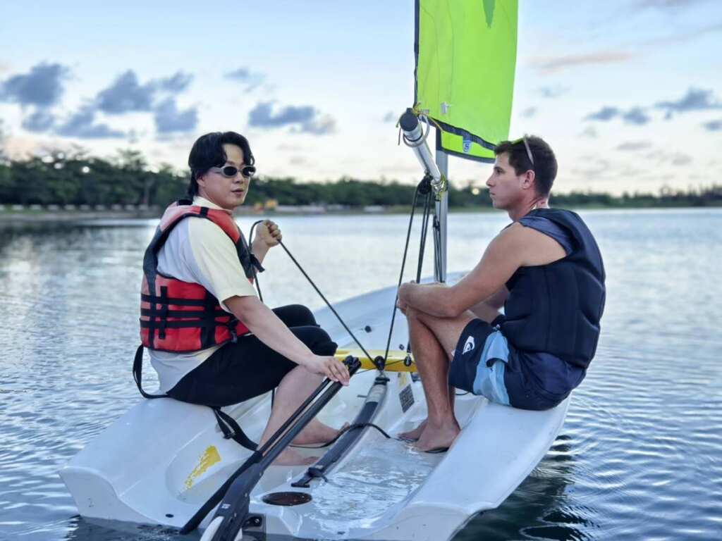 ▲金曲歌王蕭煌奇到活水湖,體驗無障礙帆船,由教練與志工陪同登船,迎風感受風帆船樂趣,享受自然風光的美好。