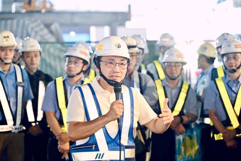 ▲新北市長侯友宜今日前往捷運萬大中和線金城機廠視察,了解裝修進度與列車測試情形。