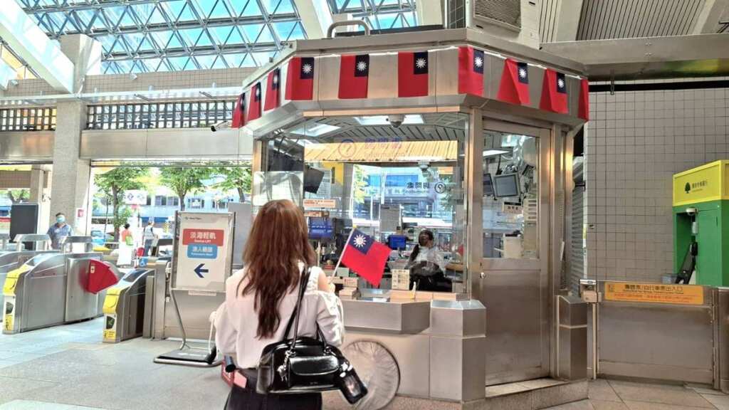 ▲捷運車站國旗布置。