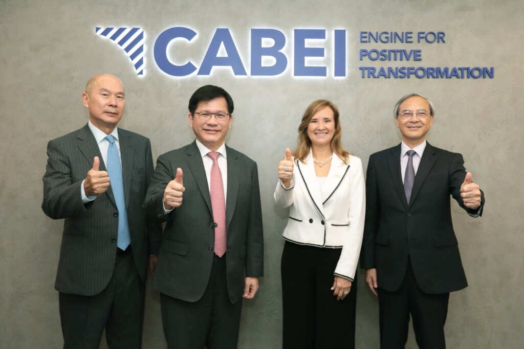 ▲林佳龍出席中美洲銀行駐台國家辦事處喬遷典禮，與中美洲銀行總裁桑琪蕬討論改革及良善治理。