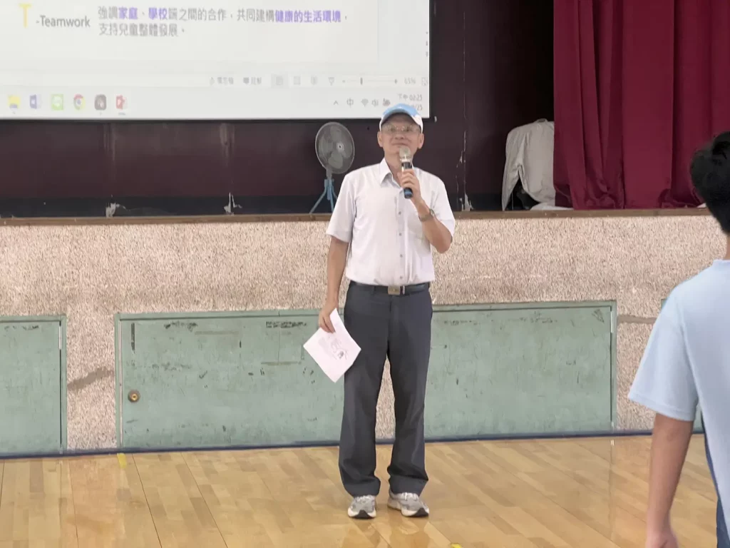 屏東鹽埔國中陳寶郎校長開場致詞,配合國民健康署推動兒童健康體位的重要性。