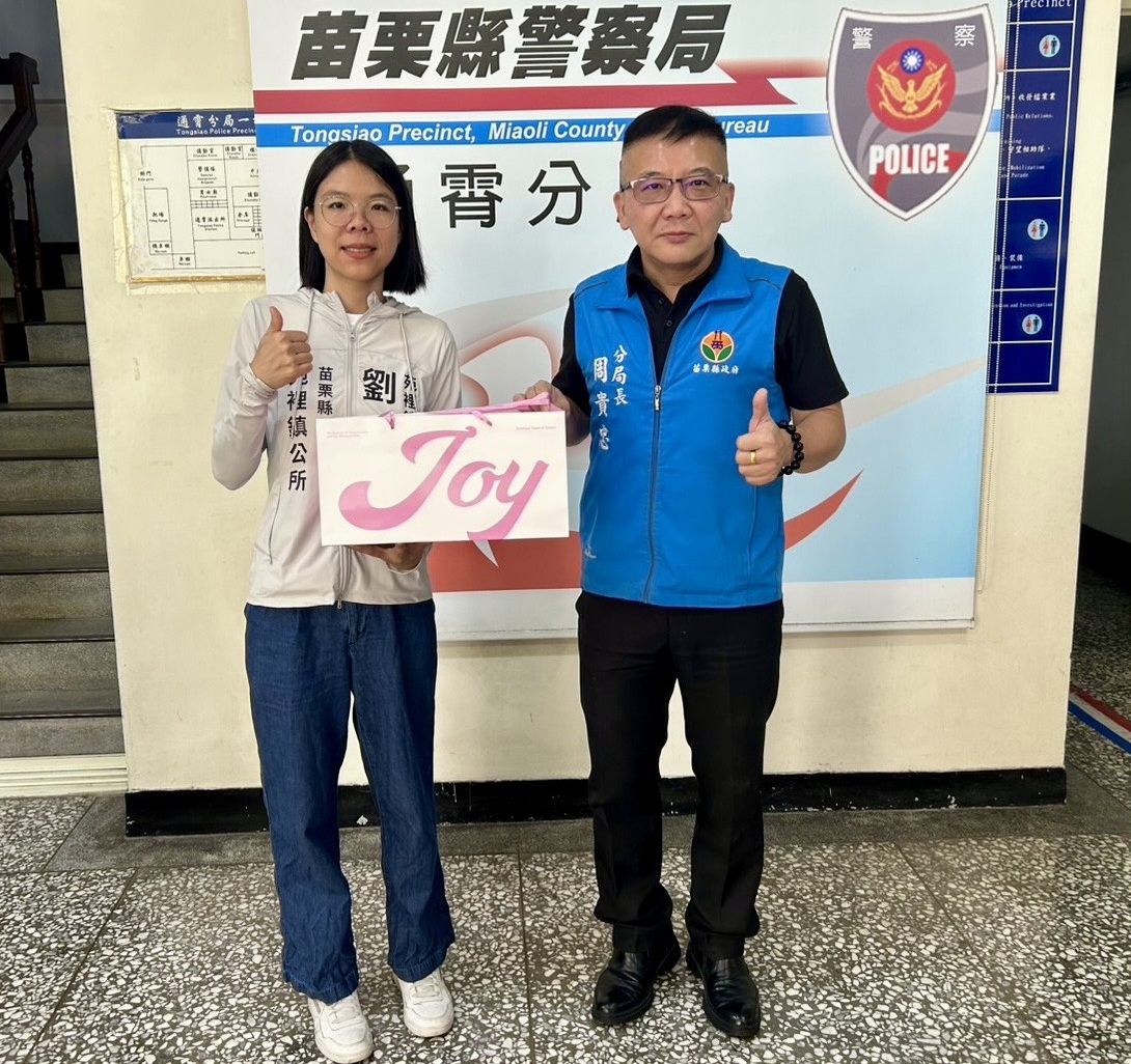 ▲圖說:苑裡鎮長劉育育於今(3)日至通霄分局致贈加菜金及中秋節禮品,慰問員警辛勞 (圖/苗栗縣政府提供)