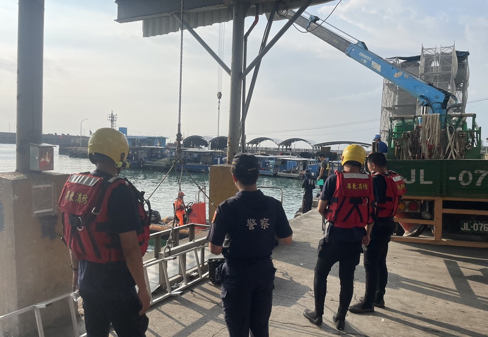 漁港倒車不慎落海 71歲男駕駛打撈上岸身亡 220 cnews204251007a04