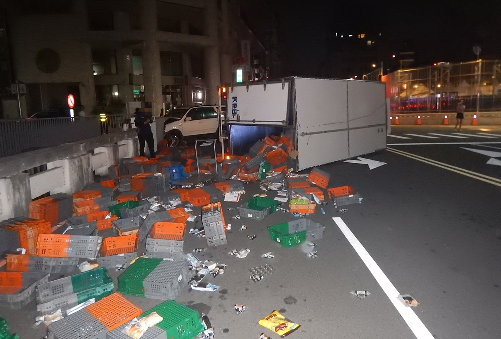 路口對撞小貨車翻覆 32歲轎車駕駛涉酒駕肇禍 203 cnews204251007a05