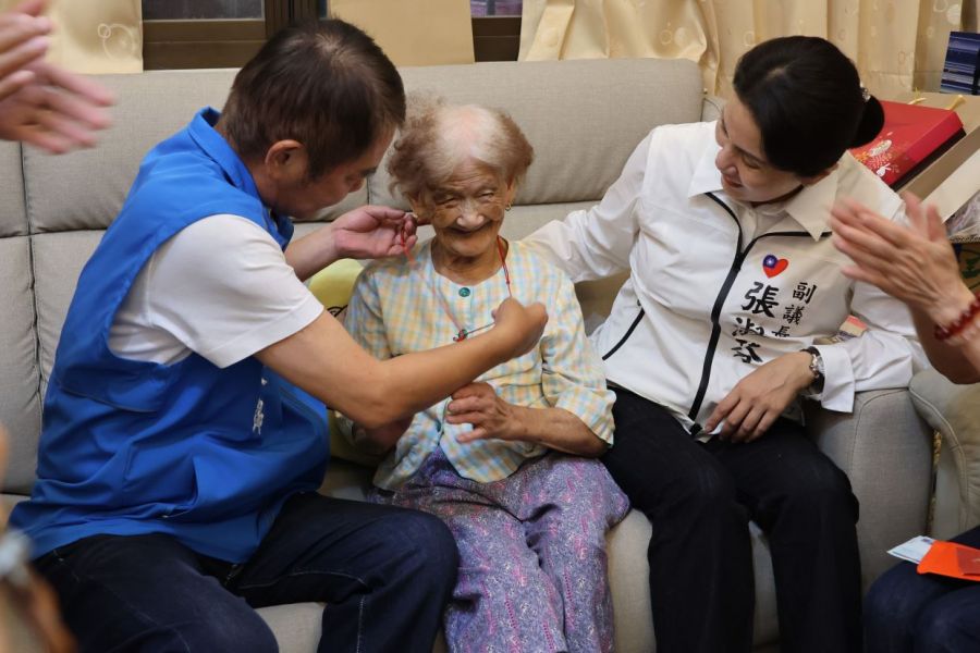鍾東錦慰訪頭份百歲人瑞 祝賀福壽安康