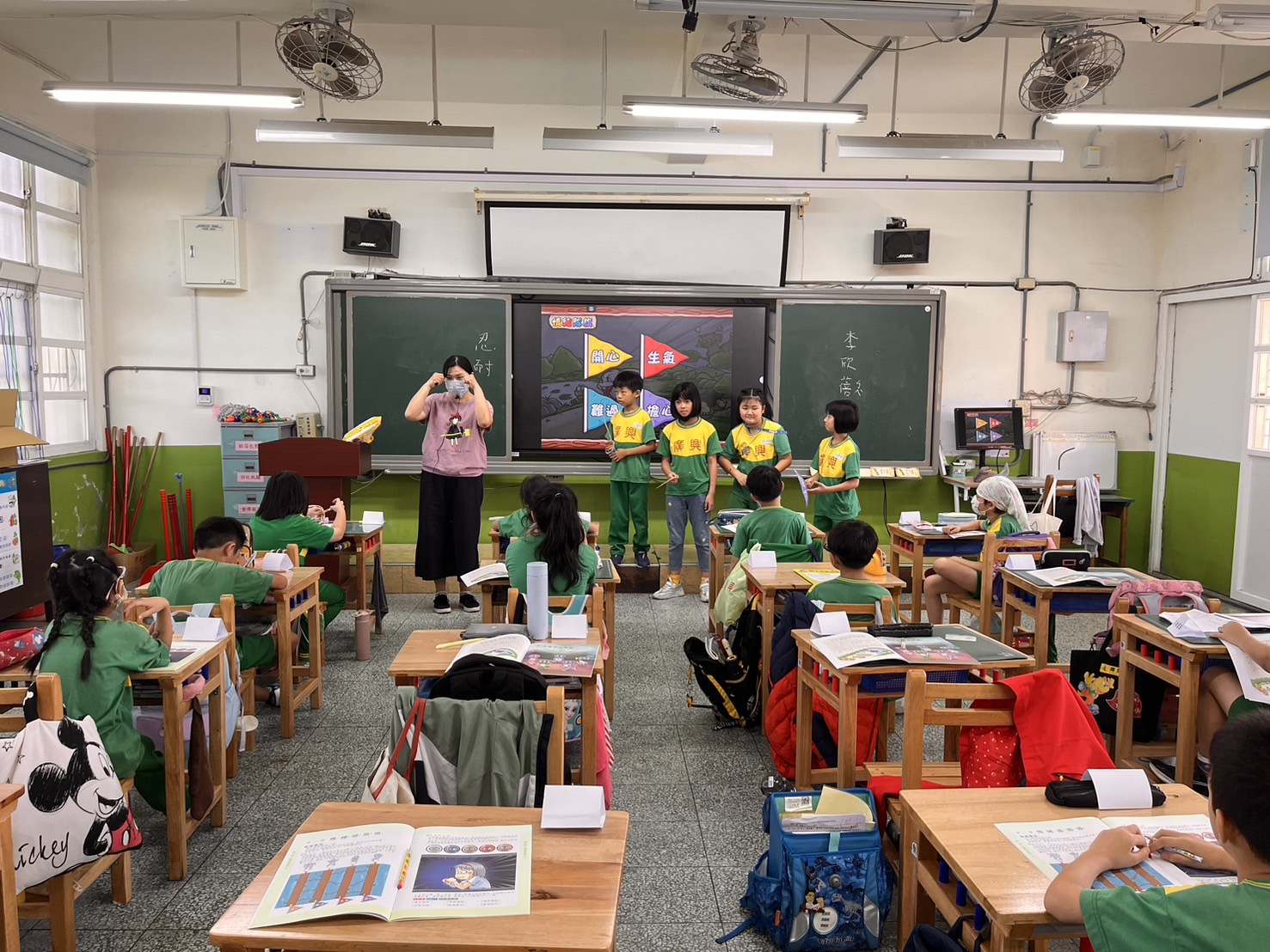 八德廣興國小推動SEL課程 創造學童情緒穩定、課業進步雙贏 廣興國小03 中年級情緒大秘密運用真實表情臉譜認識生活中常見的情緒及相關事件。 0 0