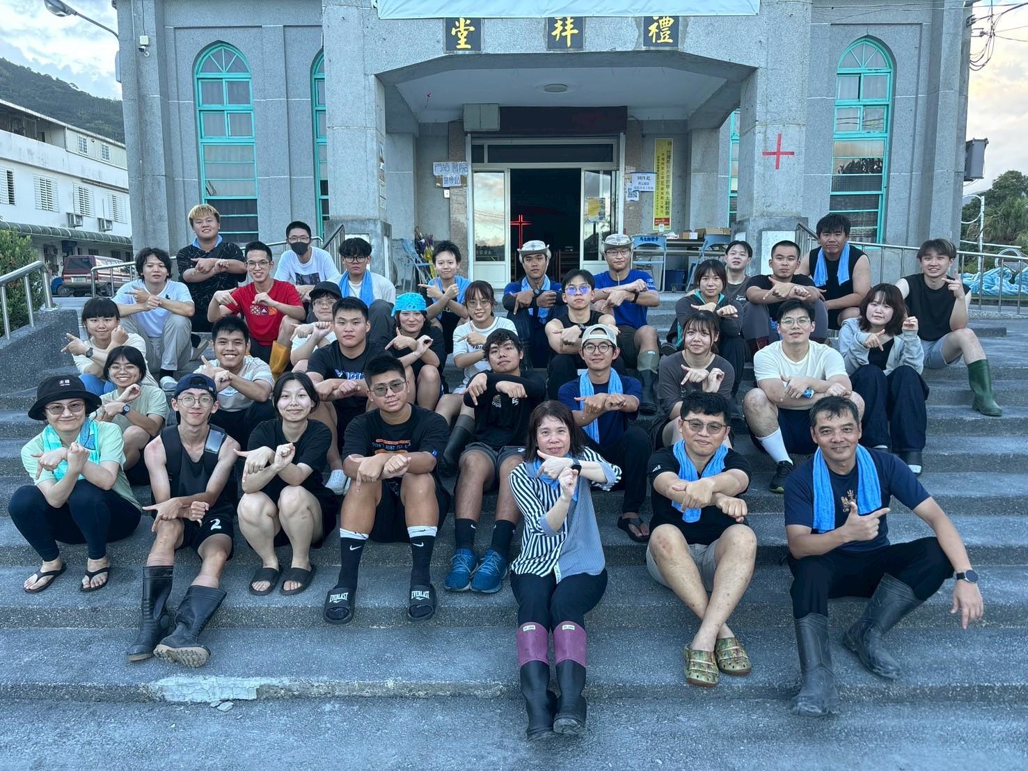 中原大學組志工隊前進光復救災 業者受感動贊助遊覽車接駁 04 中原大學學務長金亭佑前排中連續三天親自帶隊前進災區,與師生並肩投入清淤復原。