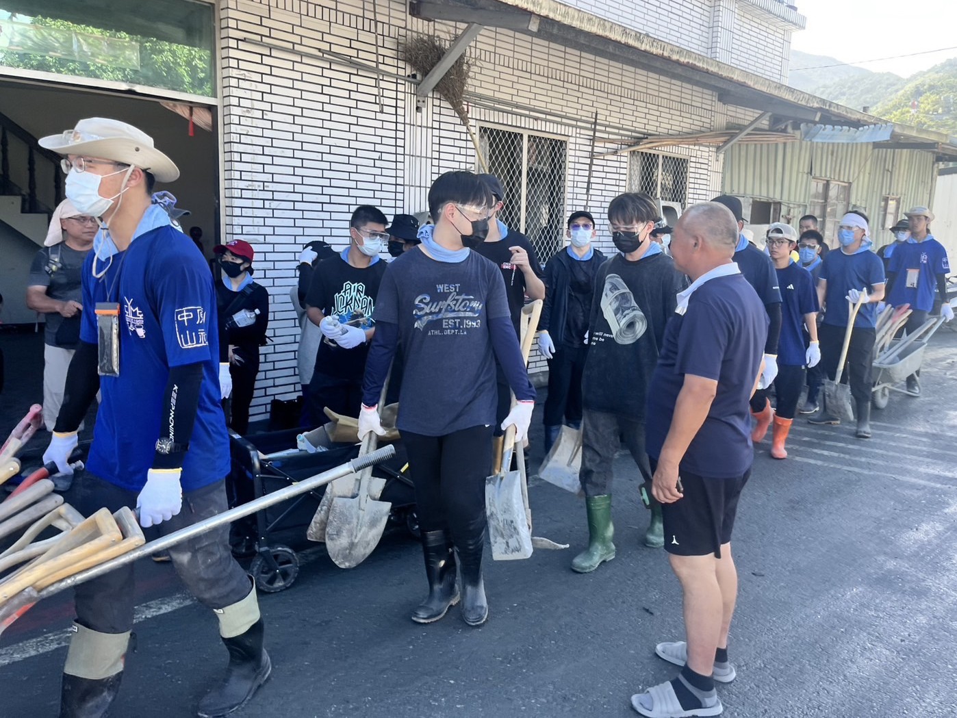中原大學組志工隊前進光復救災 業者受感動贊助遊覽車接駁 08 中原大學發起「馬太鞍重建家園志工服務」,在中秋節連假期間,號召三梯次前進災區 0