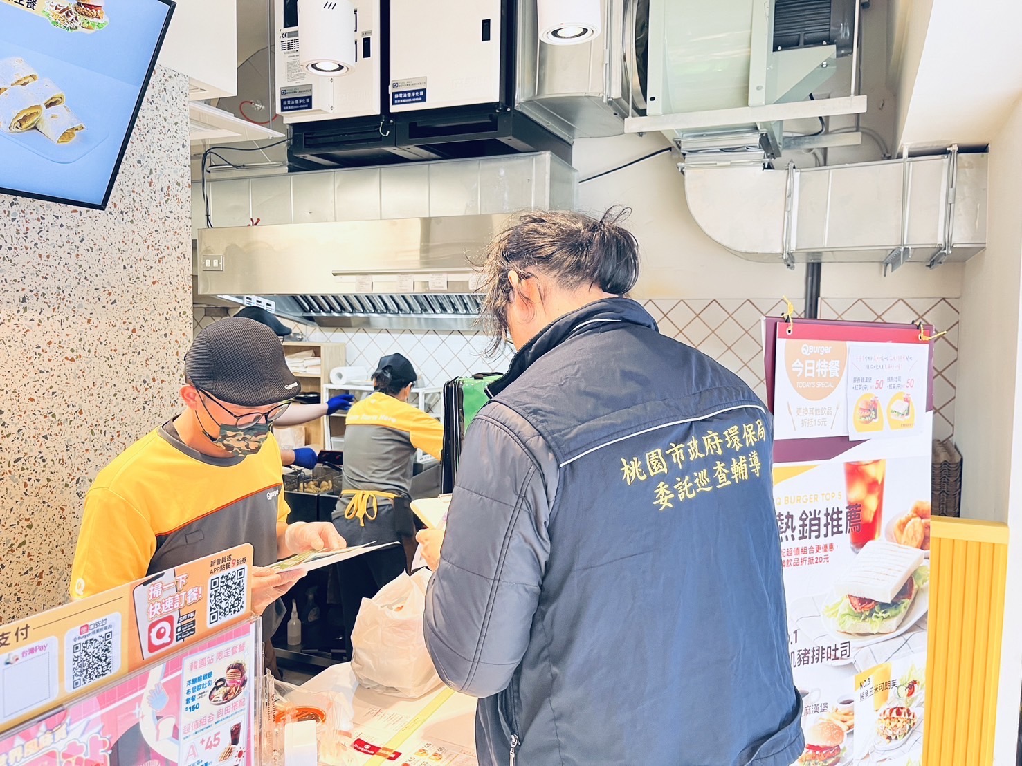 桃園環保局輔導餐飲業者改善油煙 提升市民生活品質 656gwrw 1