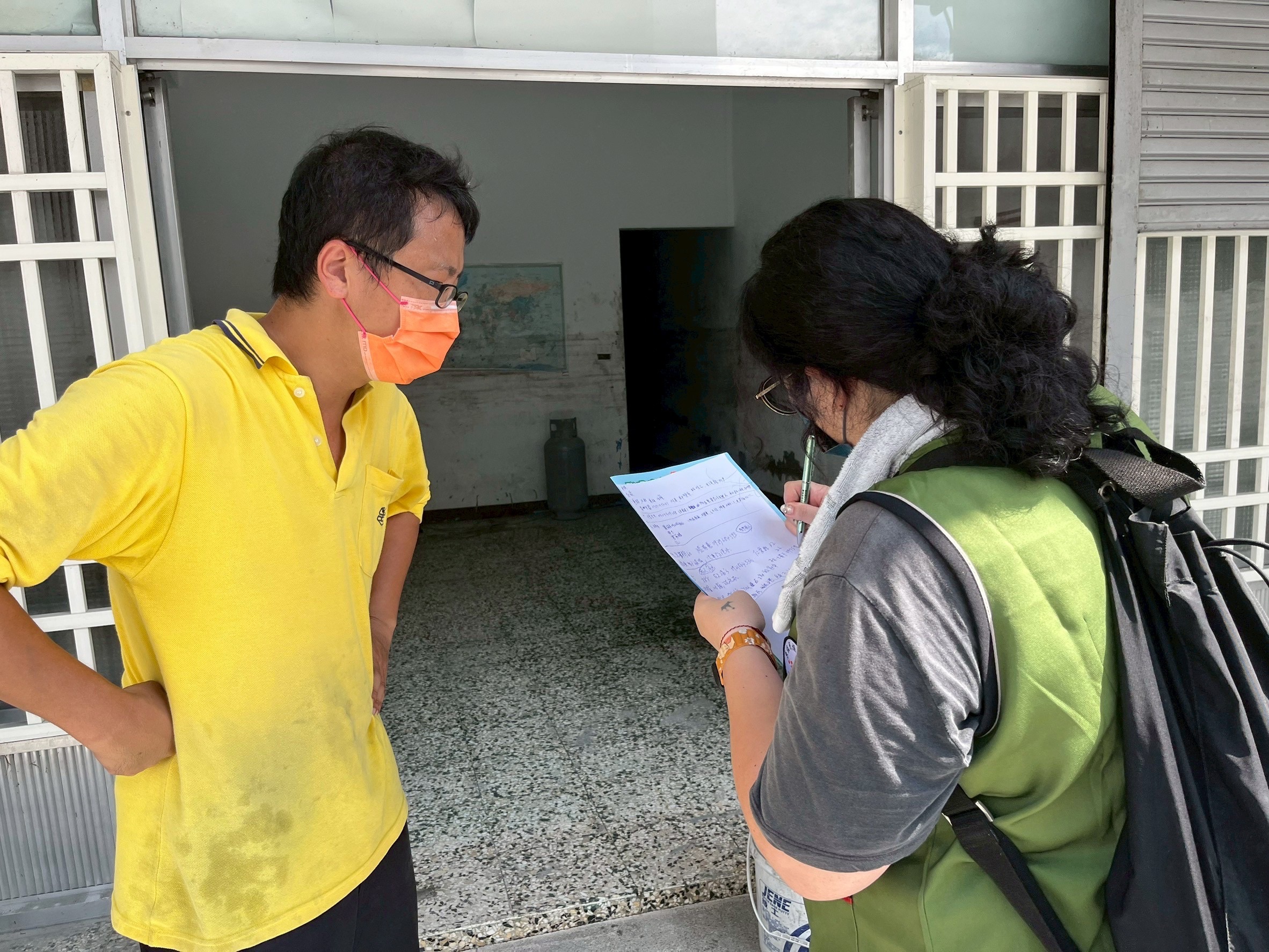 原民會部落關懷小組加派人力 提供光復鄉族人即時協助 圖片三、原民會部落關懷小組主動到宅關懷、慰問、協助申請臨時工與福利救助