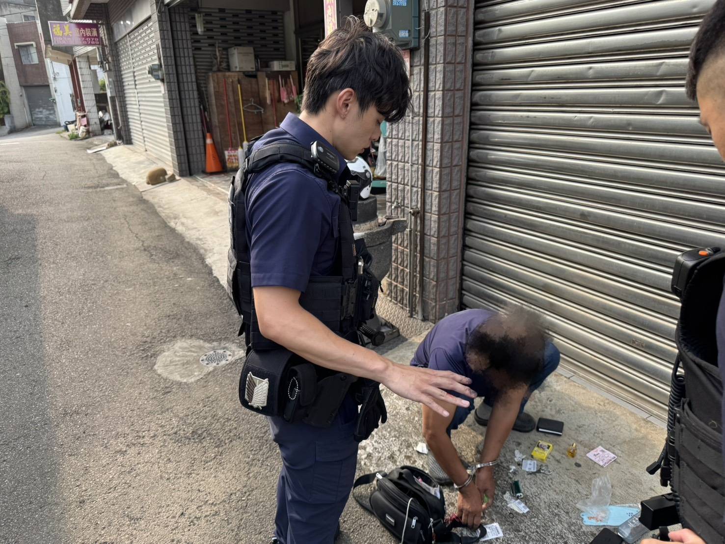 桃園通緝犯遭盤查拔腿逃 跑不到50公尺就落網 2320972 0