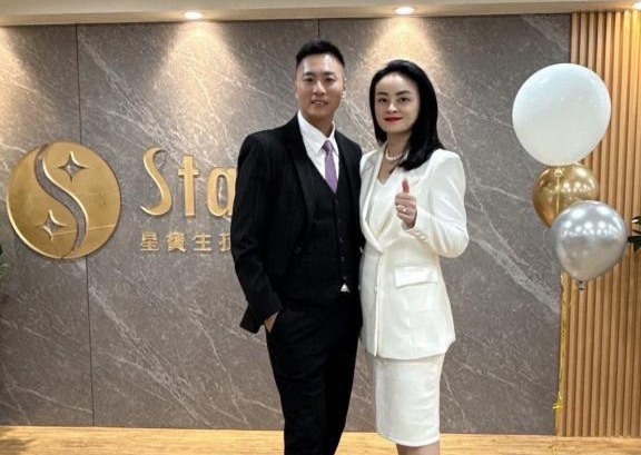 星寶生技的董事長王宥勻(右)與星寶生技的總經理是利權恩(左)有信心全球佈局。(圖/星寶生技 提供)