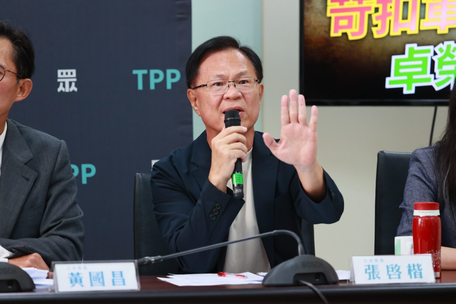 張啓楷直批行政院長卓榮泰「把自己當土皇帝」，民進黨政府不僅搶地方補助款，還拖欠軍人加薪及警消退休金。(圖／民眾黨團)