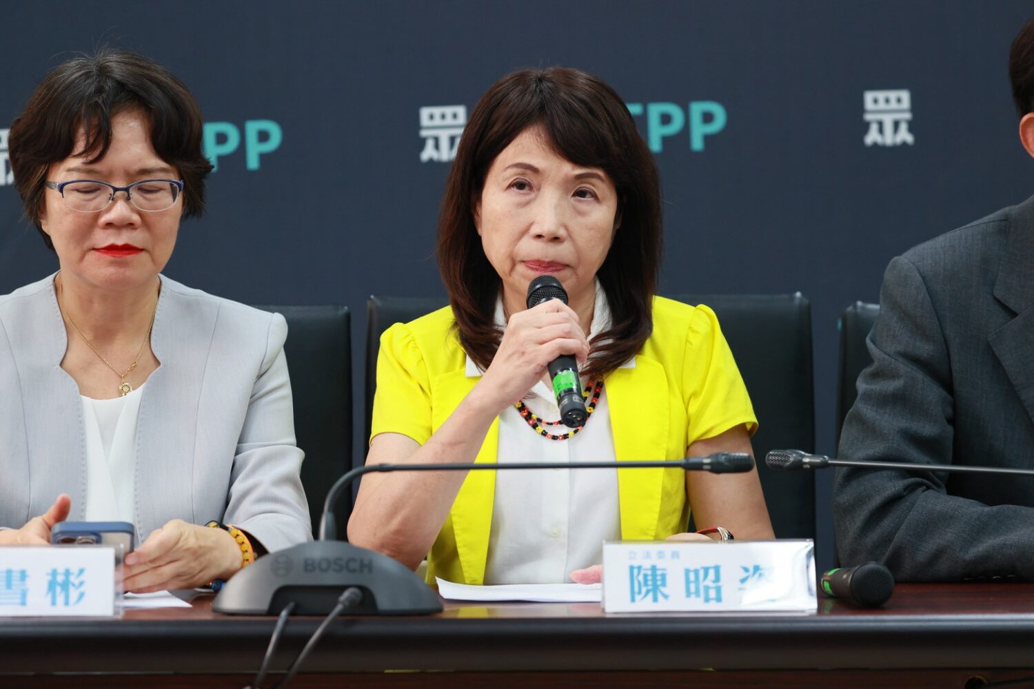 陳昭姿指出，台灣一向以民主、自由、法治對外自豪，但卓內閣公然違反法律，讓她在接待外賓時「越談越心虛」。(圖／民眾黨團)