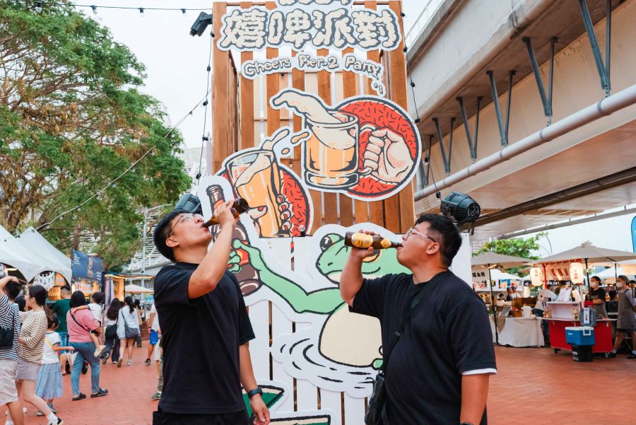 ▲「2025嬉啤派對」國慶連假登場,駁二邀民眾前來舉杯享受暢快時刻。