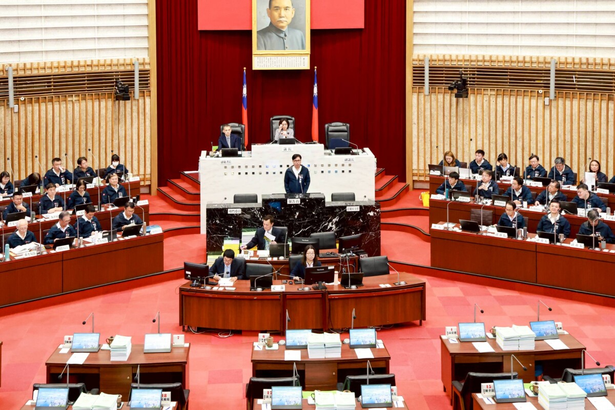 ▲市長陳其邁率市府團隊至議會進行市長施政報告，以四大願景施政主軸逐一說明「淨零X科技高雄」、「宜居高雄」、「幸福高雄」和「魅力高雄」，盼未來府會持續攜手合作，致力城市發展。
