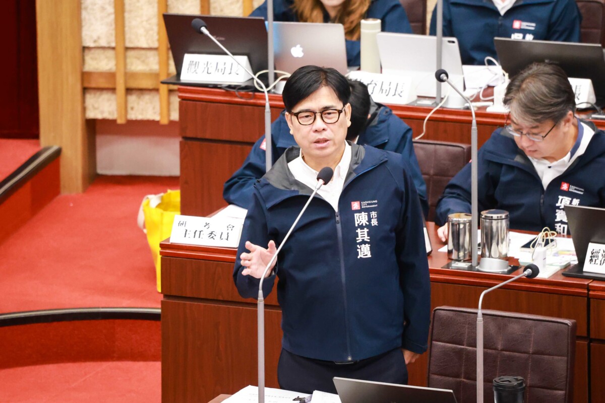 ▲陳其邁市長於市長施政報告質詢中,逐一回應議員質詢議題,表示市府持續與臺鐵與交通部鐵道局討論招商策略,共同推動車站招商與土地開發計畫。