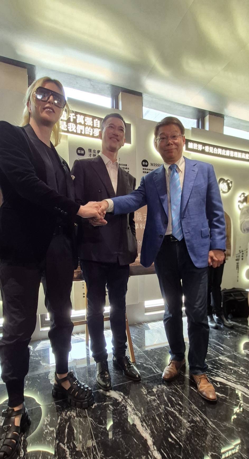 (圖說)永立榮(6973)攜手LuVaii露琺意與日本ROLAND Beauty Lounge簽署外泌體國際合作協議,共同開發高機能保養與護髮產品,布局亞洲醫美市場。圖左一為日本RBL羅蘭創辦人羅蘭、圖左二為露琺意醫美集團創辦人阮丞輝總經理、圖左三為永立榮董事長簡奉任。