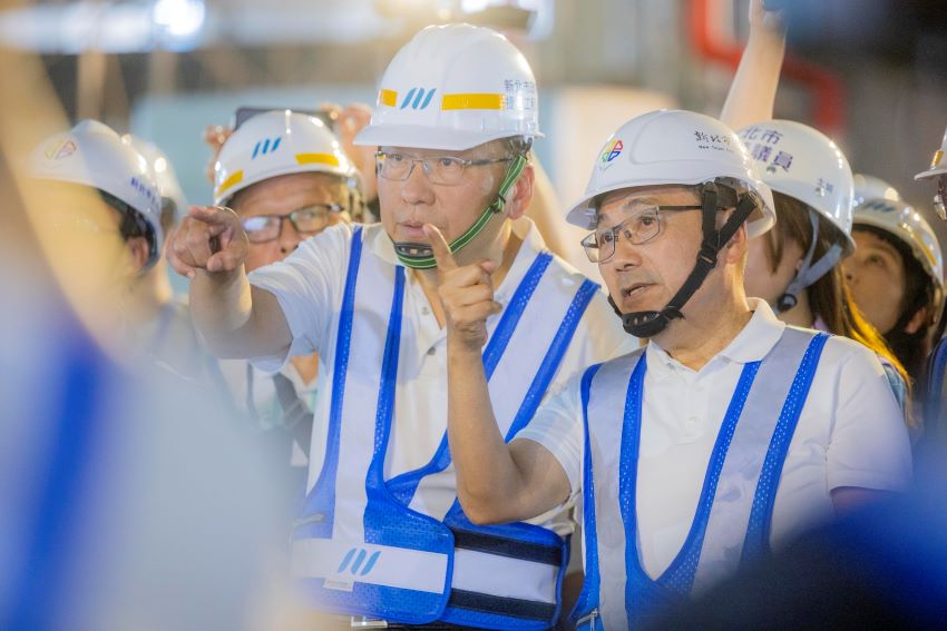 捷運萬大中和線拚2027完工 全功能五級金城機廠曝光 5 《圖說》捷運局長李政安向侯友宜市長說明金城機廠主維修廠,關心裝修進度及列車測試情形。〈捷運局提供〉