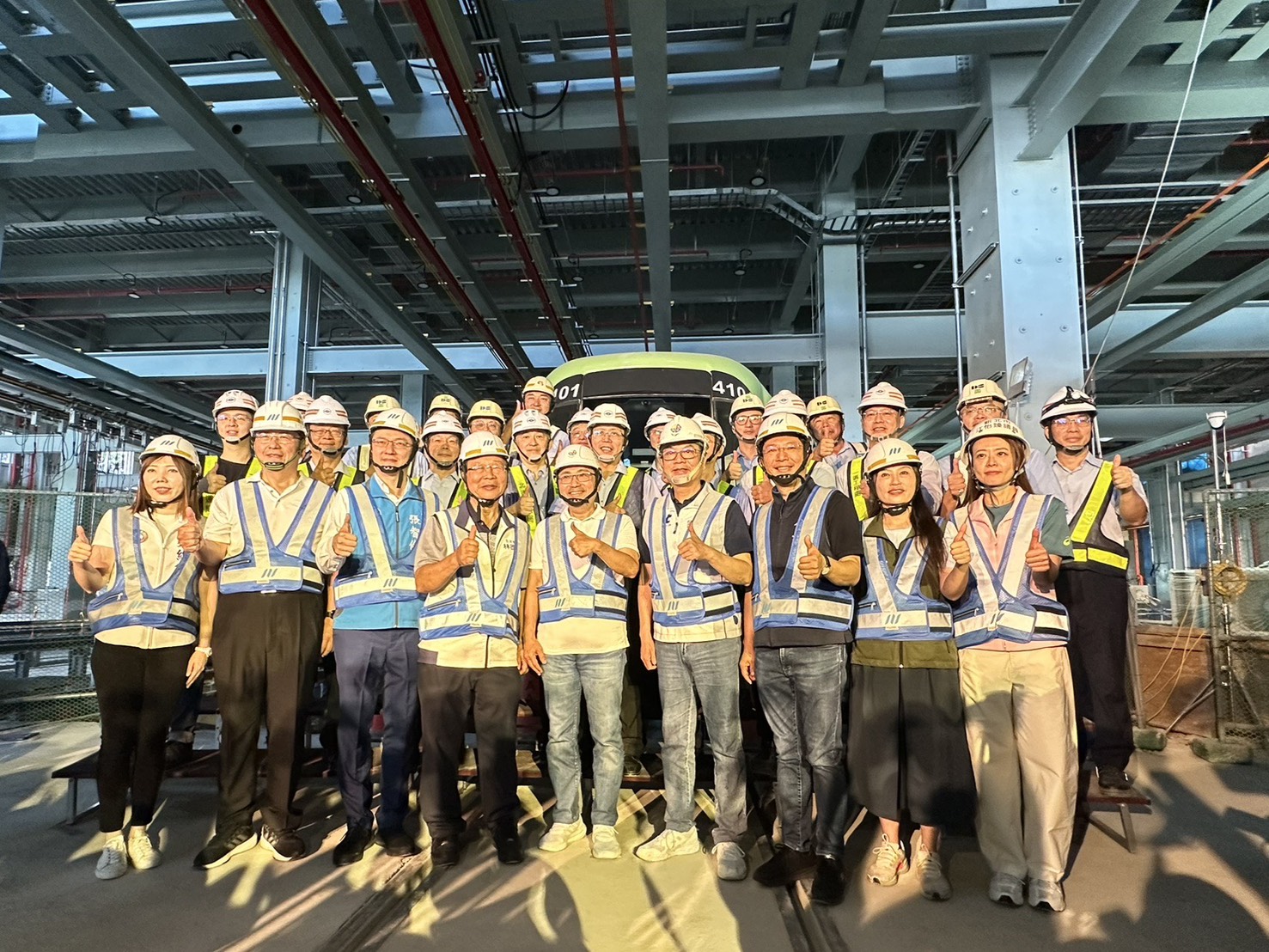 捷運萬大中和線拚2027完工 全功能五級金城機廠曝光 6 《圖說》萬大中和線施工團隊合影。〈捷運局提供〉