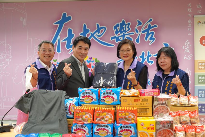 響應新北愛心大平台 〈全國數位〉連6年助弱勢 4 《圖說》全國數位有線電視今日捐贈民生物資,提供新北市街友外展服務中心及中途之家使用,由公司節目部經理陳翔(左2)代表捐贈,右二社會局長李美珍、左一社會局主秘黃逢明。〈社會局提供〉