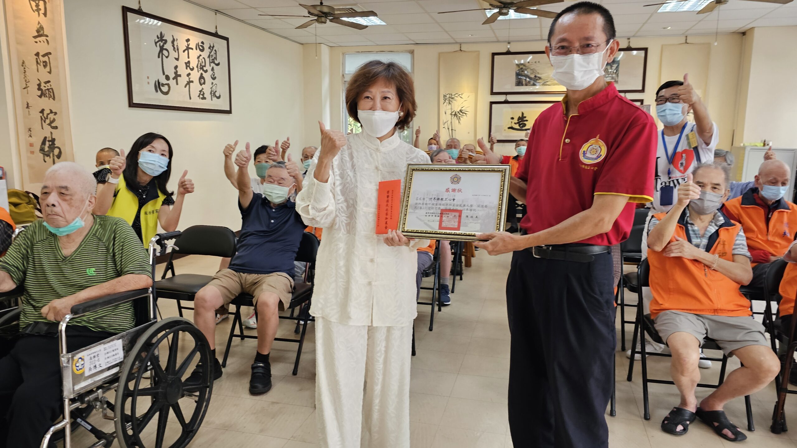 世界佛教正心會重陽敬老 蘋果花歌后楊燕首首歌曲膾炙人口 10 《圖說》世界佛教正心會致贈板橋榮家加菜金,家主任陳桂美代表領受。〈佛教正心會提供〉