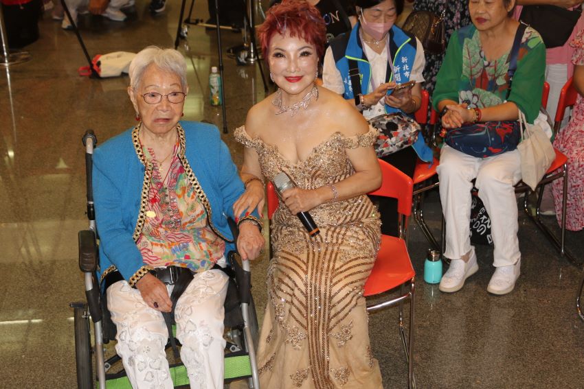 新北慶重陽金曲 蘋果花歌后楊燕「王昭君」掀高潮 8 《圖說》楊燕帶高齡105歲的母親到場聆聽。〈社會局提供〉