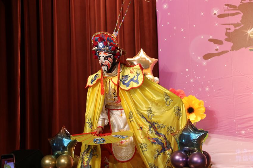 新北慶重陽金曲 蘋果花歌后楊燕「王昭君」掀高潮 9 《圖說》楊燕歌唱前有川劇變臉。〈社會局提供〉