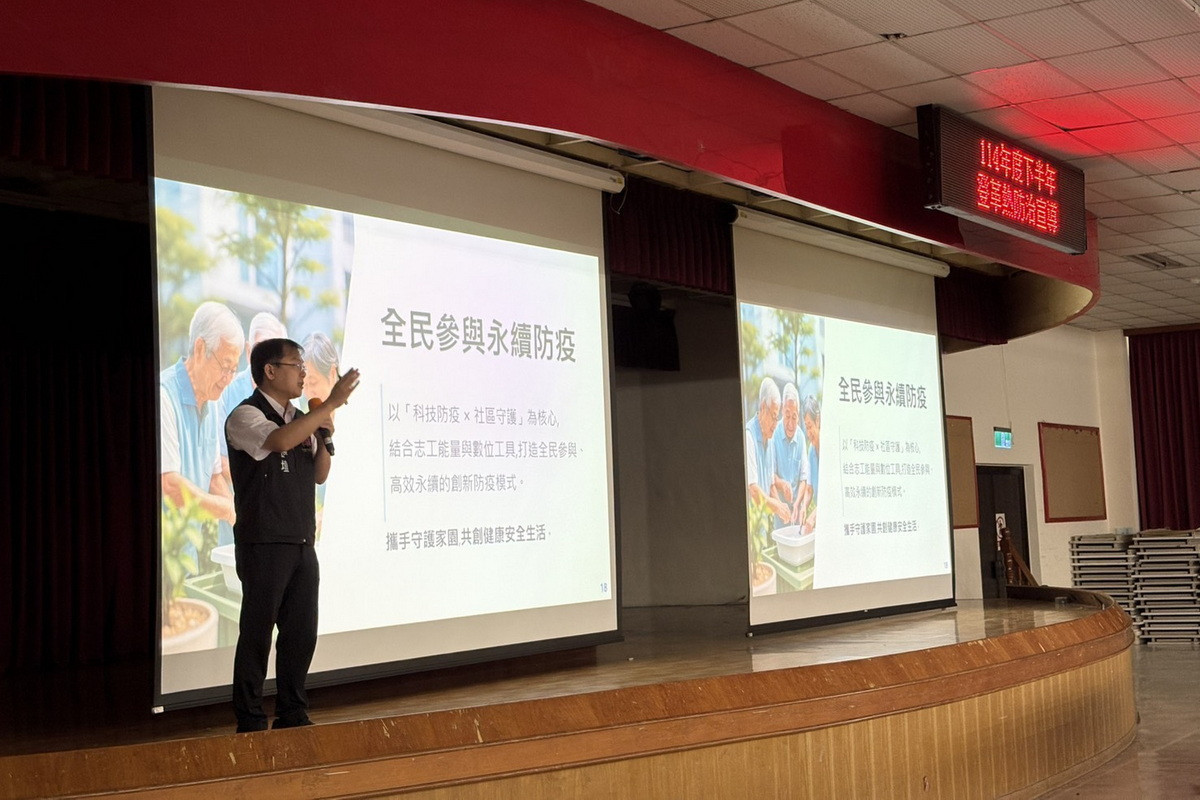 蘆竹區長李岳壇講解登革熱巡檢APP,期待志工落實防疫及通報。<br /><br />
