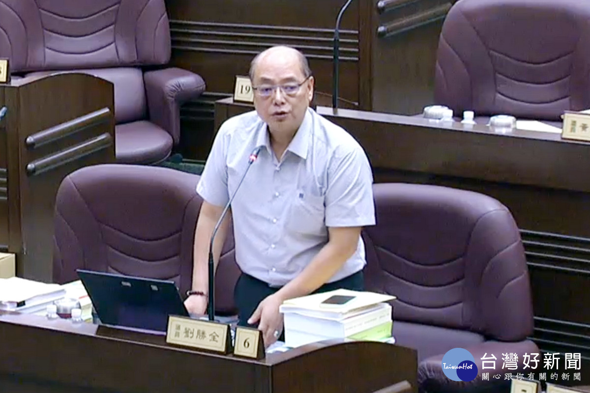 桃園市議員劉勝全於議事堂進行質 。<br /><br />