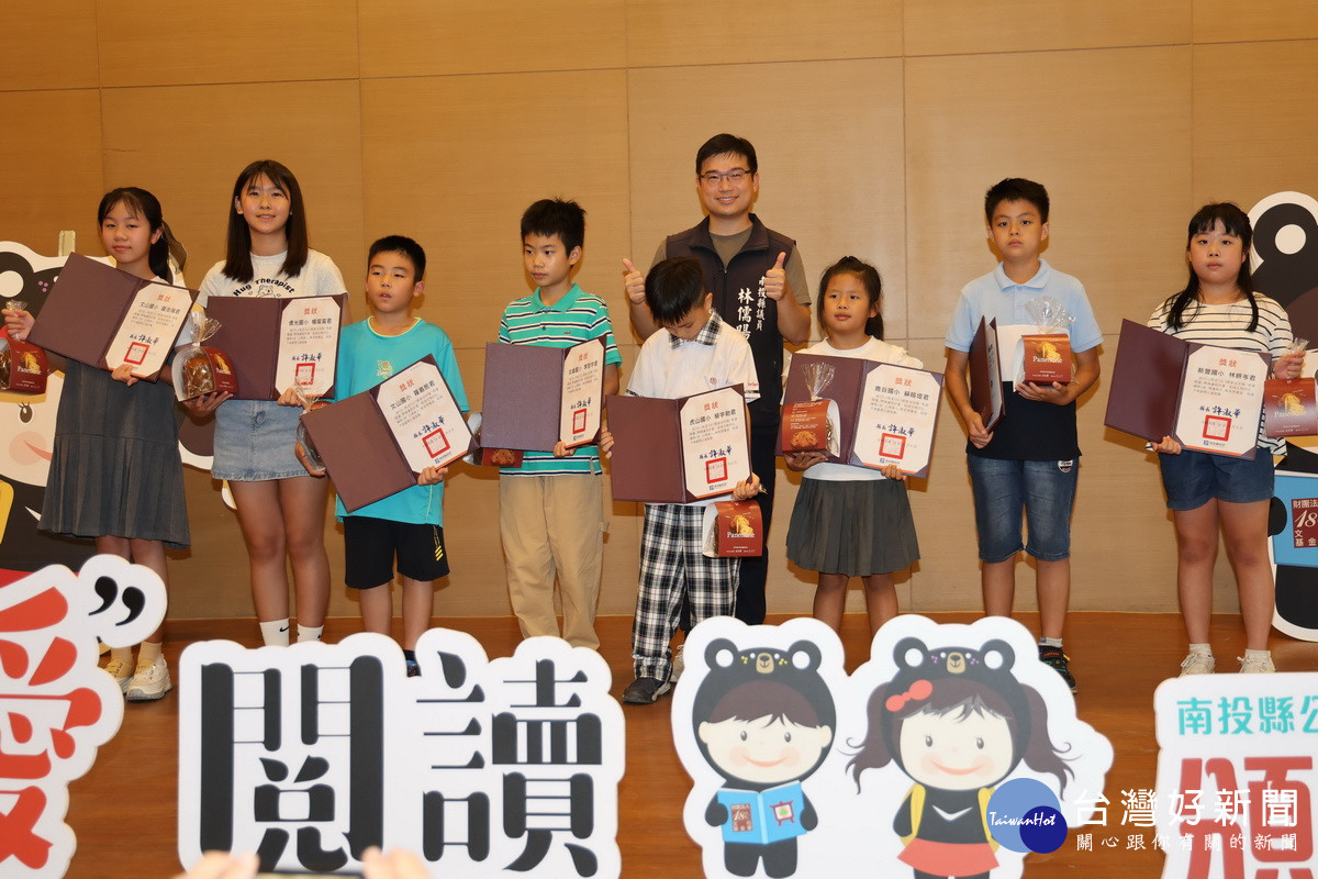 林儒暘議員為同學頒獎。(記者扶小萍攝)