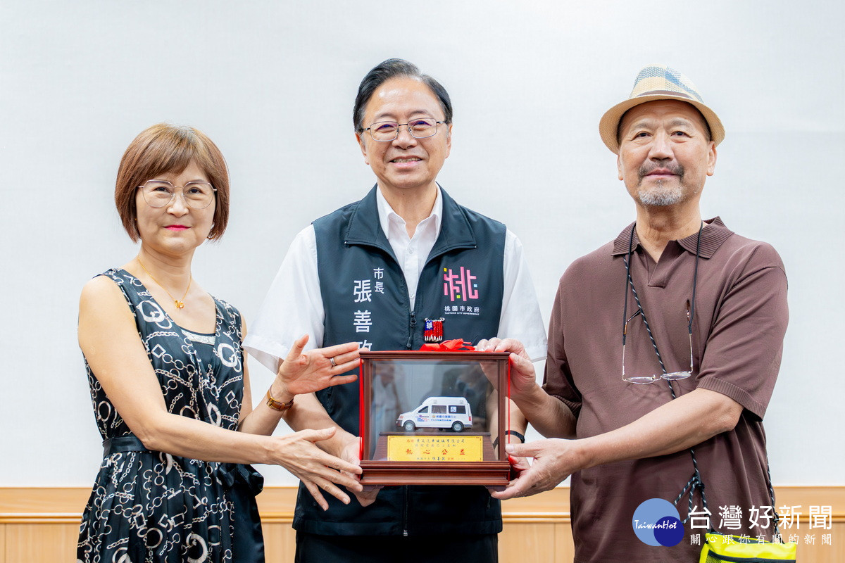 桃園市長張善政回贈景文汽車玻璃公司感謝牌。<br /><br /> 