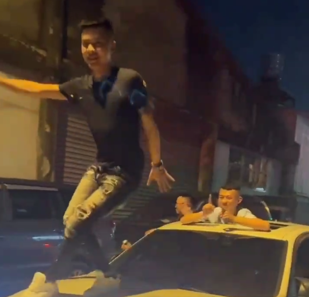 等著收罰單!男子站行駛車輛引擎蓋上舞動身驅 警方:最高罰1萬500元