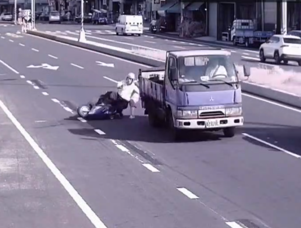 彰化肇逃車禍! 7旬夫妻機車雙載遭貨車撞倒地上翻滾畫面曝光