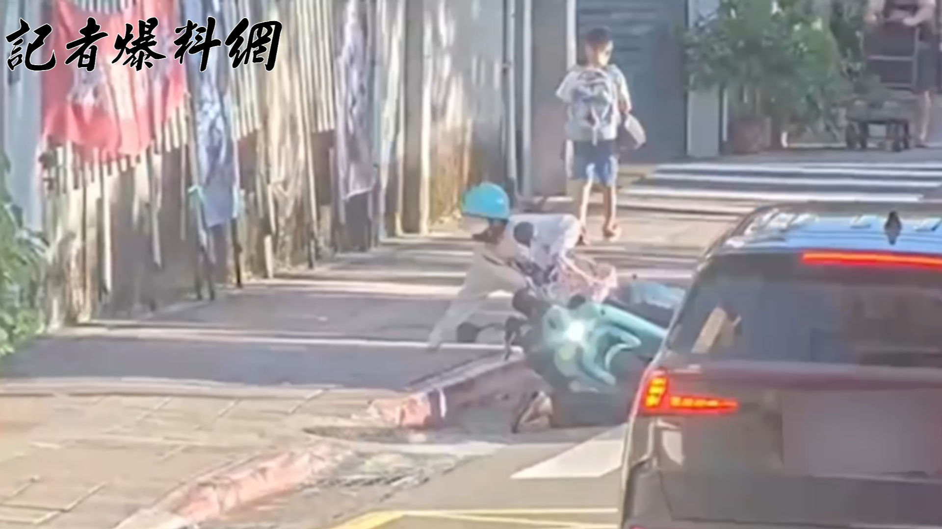 路過的黃姓女騎士煞車不及,前車頭不慎與倒地的曾女頭部發生碰撞,連人帶車倒地犁田慘摔。