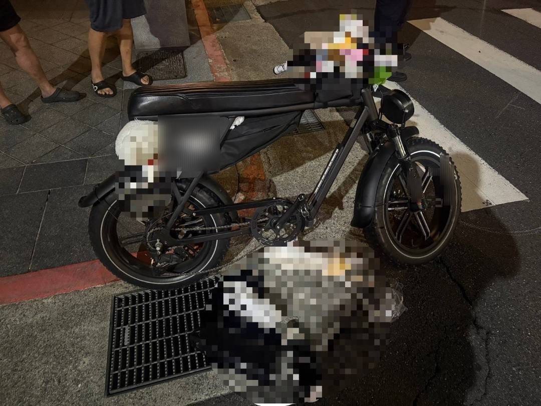 2名高中生雙載騎乘電動輔助自行車行經永吉路巷口時,與1輛自小客車發生猛烈碰撞。
