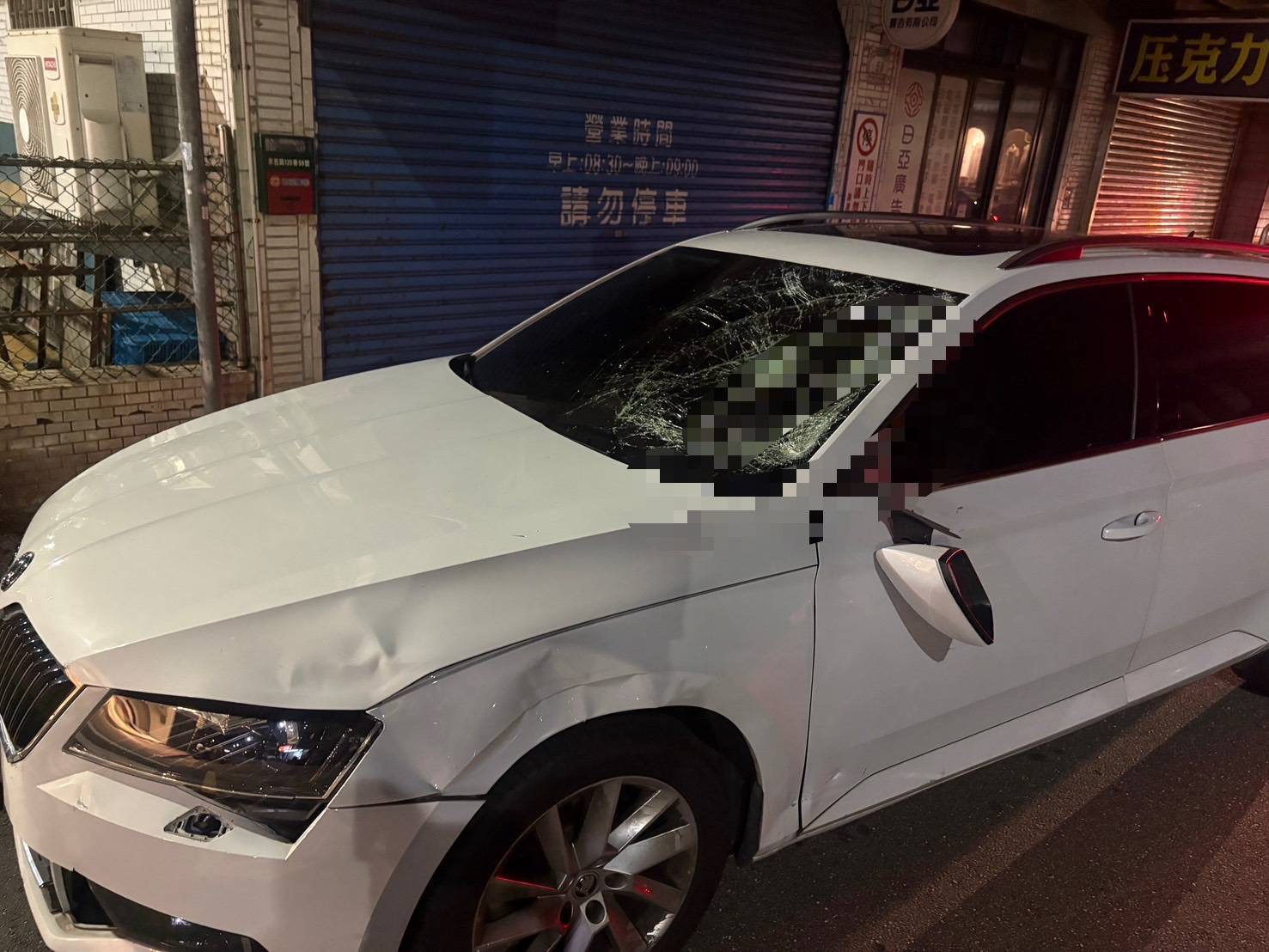 41歲周姓男子駕駛白色自小客車,沿永吉路120巷南往北直行,其左前車頭與沿永吉路30巷101弄西往東直行的電動輔助自行車右側車身發生猛烈碰撞。