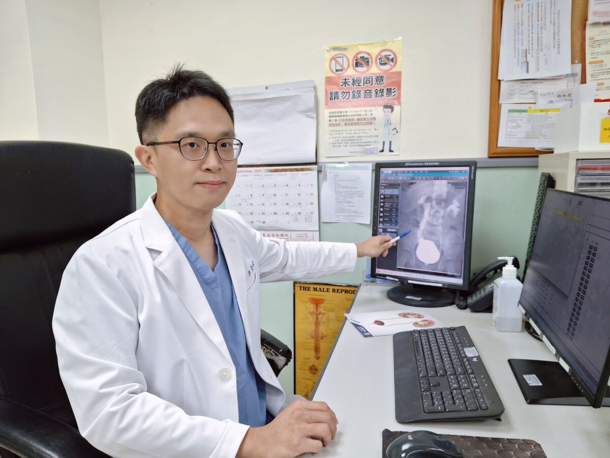 嘉義基督教醫院泌尿外科李亞哲醫師引國際標準的微創手術術式,治好男童疝氣,並快速康復。(圖/嘉基醫院提供)